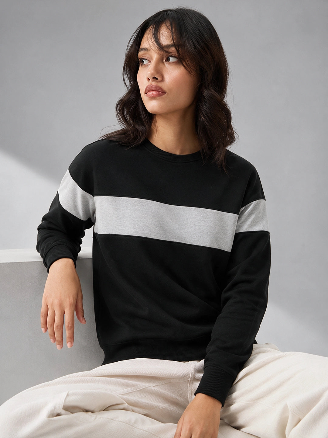 Leotude Women's Black & Grey Colourblocked Sweatshirt