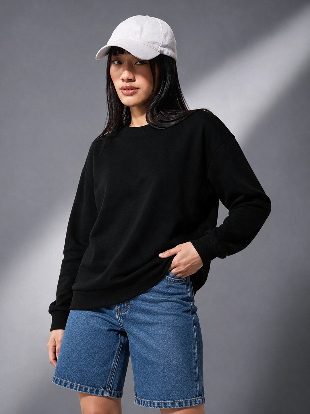 Leotude Women's Solid Black Oversized Sweatshirt