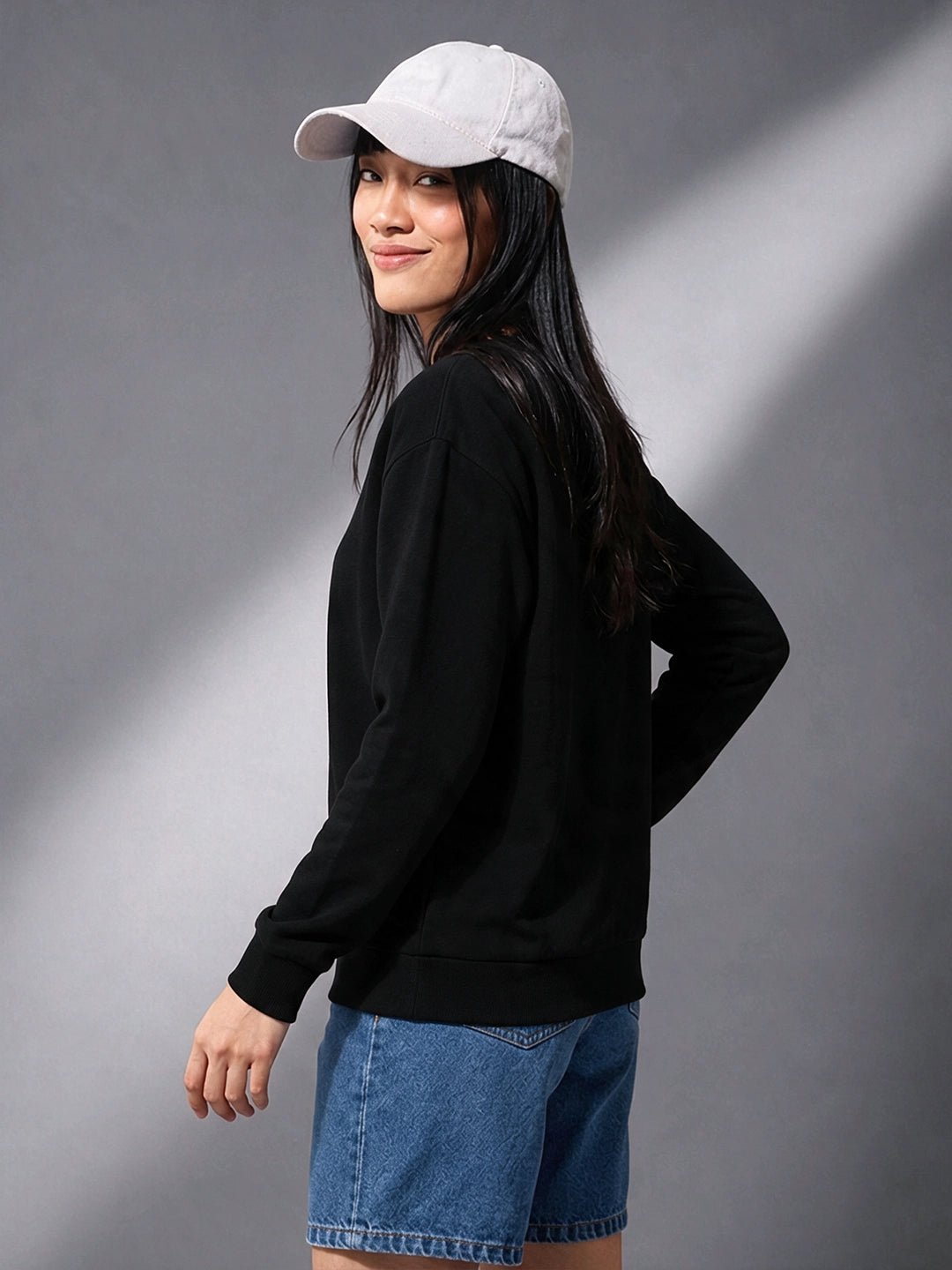 Leotude Women's Solid Black Oversized Sweatshirt