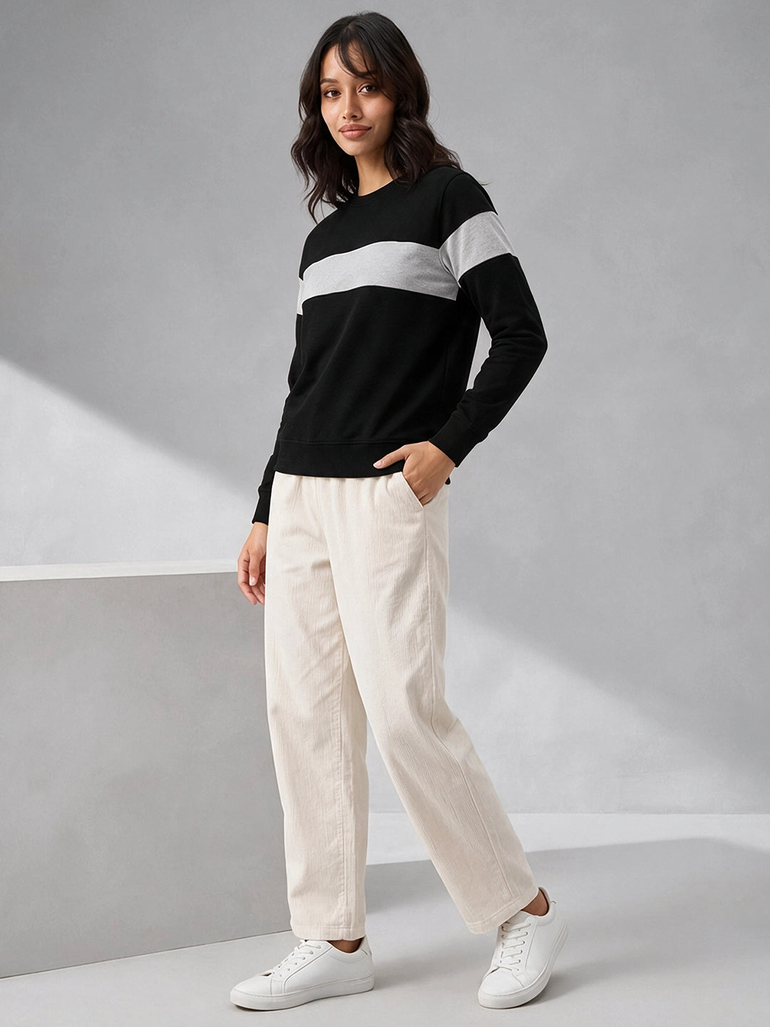 Leotude Women's Black & Grey Colourblocked Sweatshirt