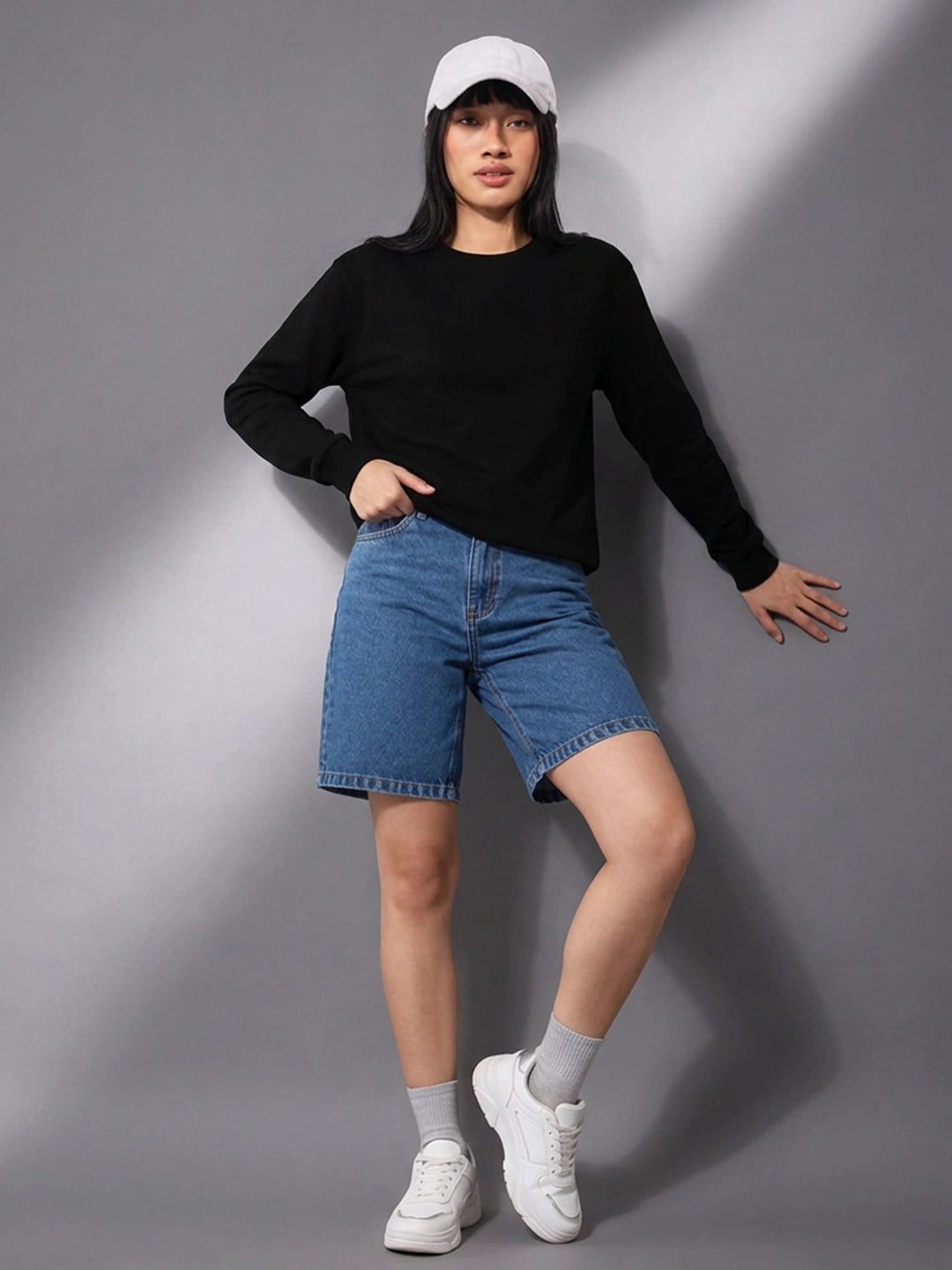 Leotude Women's Solid Black Oversized Sweatshirt