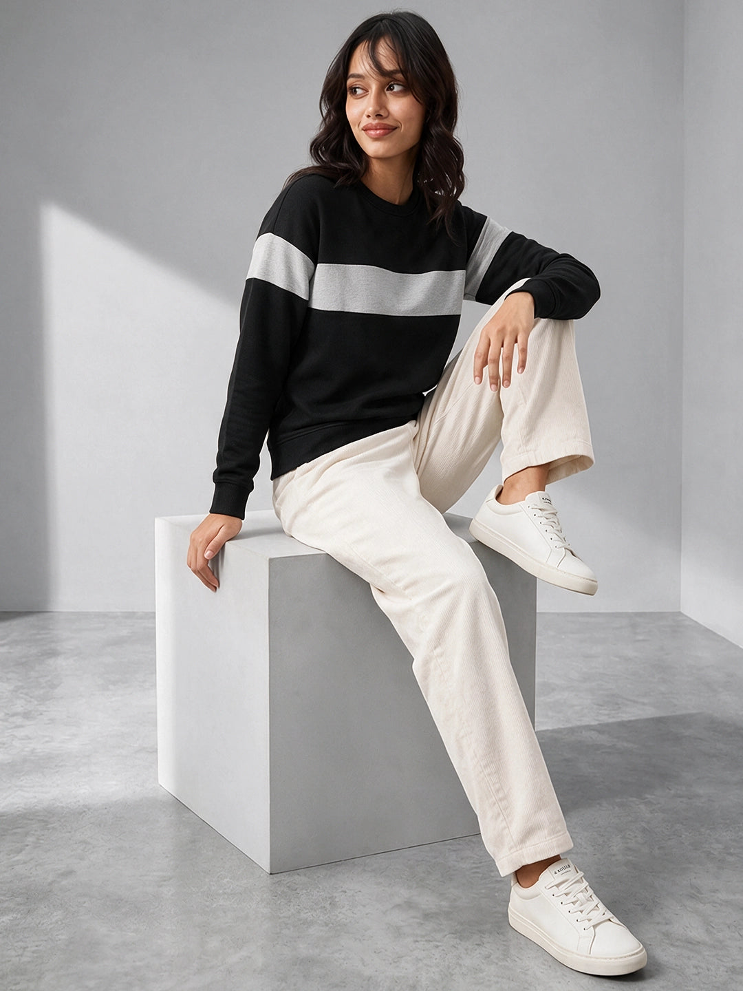 Leotude Women's Black & Grey Colourblocked Sweatshirt