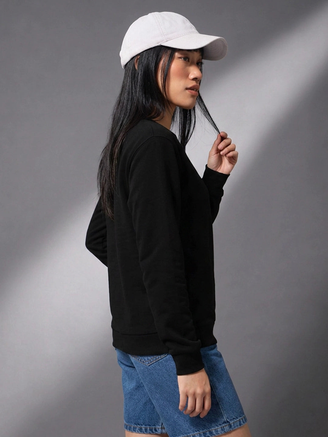 Leotude Women's Solid Black Oversized Sweatshirt