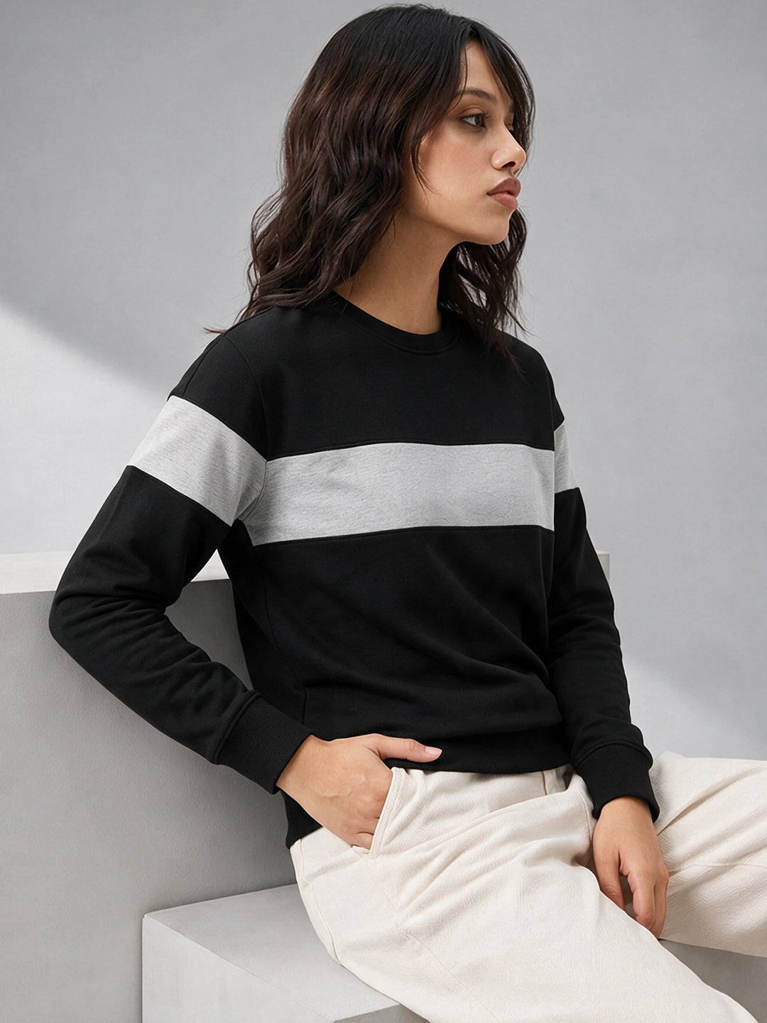 Leotude Women's Black & Grey Colourblocked Sweatshirt